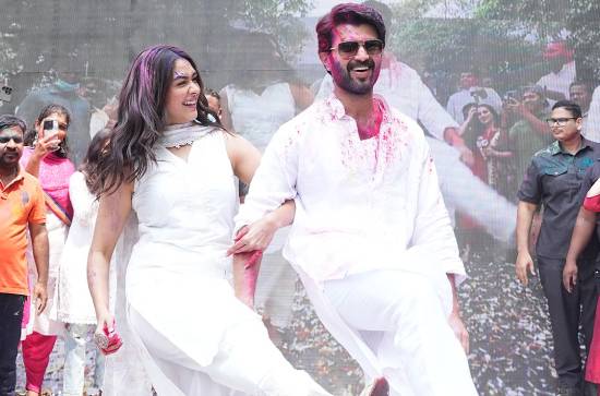 Vijay Devarakonda And Mrunal Thakur Celebrate Holi In The Family Star Promotions