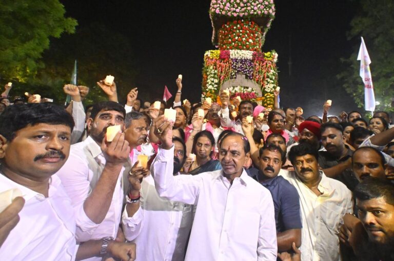 KCR Decline Invitation For Telangana Formation Day Feet