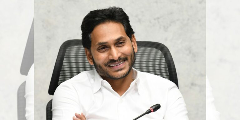 పరస్పర విరుద్ధ మాటలు.. పరువు చేటు మాటలు!