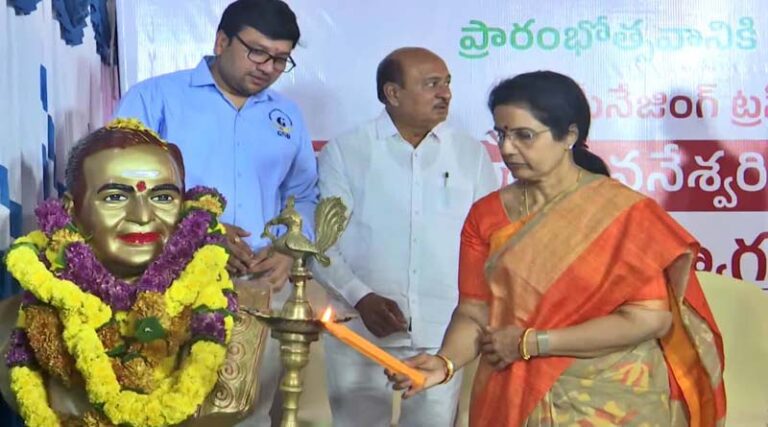 Bhuvaneshwari Inaugurates Blood Bank In Rajahmundry