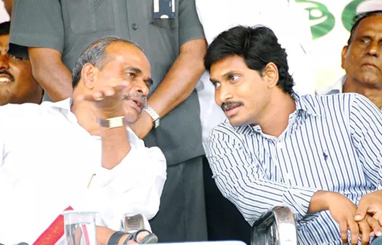 ‘వైఎస్సార్ హంతకులు’ ముద్ర ఎందరిపై వేస్తారు?