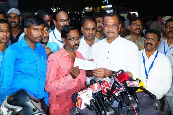 Telangana Minister announces 25 Lakhs to ‘Pushpa 2’ victim’s family