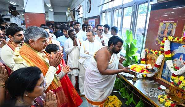  Chandrababu Offers Prayers at Tirumala on Grandson Devansh’s Birthday 