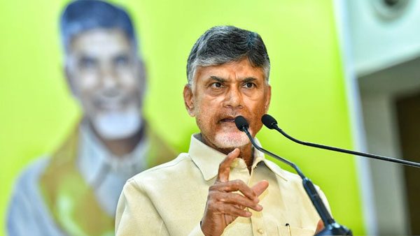 మీలో మీరు కొట్టుకుంటూ చంద్రబాబుపై ఏడుపా?