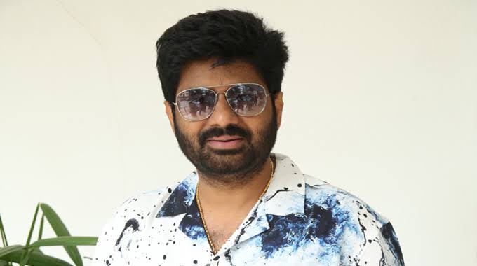 మెగా అభిమానులకు భైరవం డైరెక్టర్‌ క్షమాపణలు!