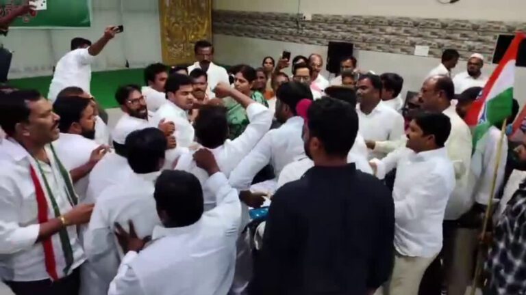 Row over AICC Member Sunkara Padmasree Meeting In Kadapa challenging APCC chief Sharmila