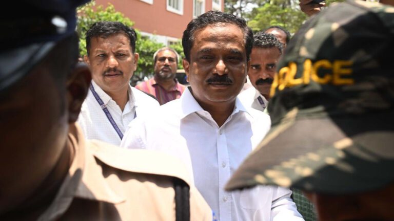 అధికార్లను బెదిరించడంలోనే ఆయన సీనియారిటీ!