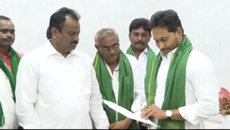కరేడు రైతులు జగన్ ఉచ్చులో చిక్కుకుంటున్నారా?