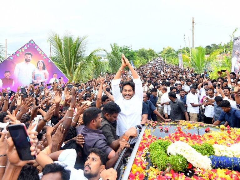 ఆకేపాడులో జగన్: హేళన చేస్తున్నట్టుగా అవే నినాదాలు!