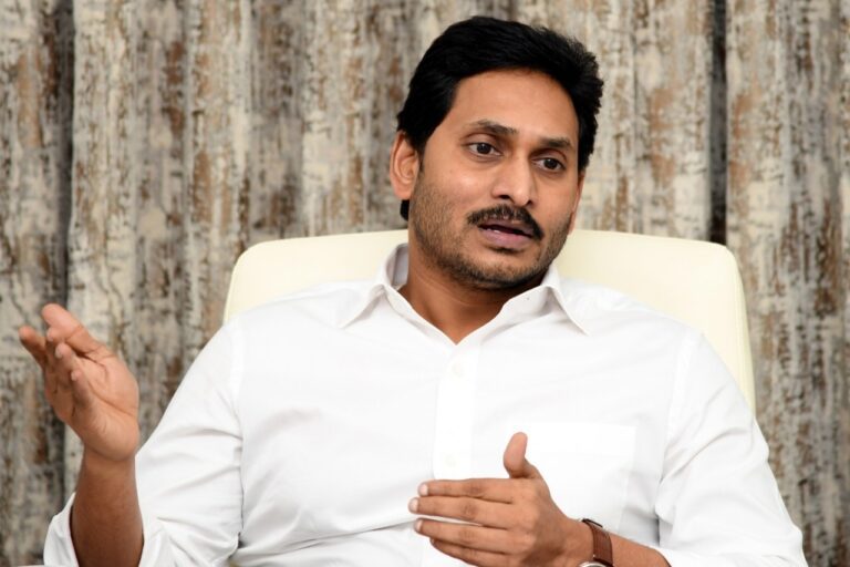 అంత సీనుందా: రాజీనామాలతో సవాలు విసరనున్న జగన్!