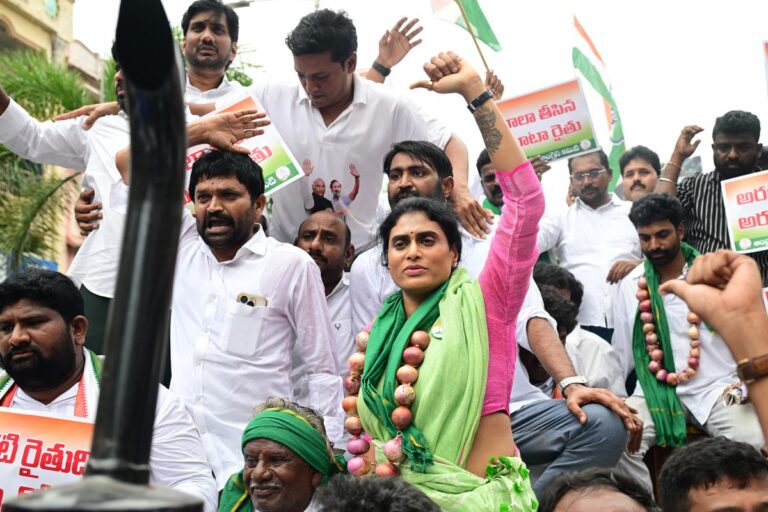 Sharmila prevented At Andhra Ratna Bhavan From proceeding To Assembly In A Tractor To Meet CM Chandrababu