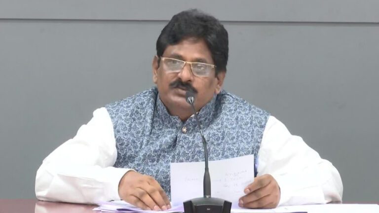 వైసీపీ మార్గాన్నే ఫాలో అవుతున్న సీనియర్ ఐపీఎస్