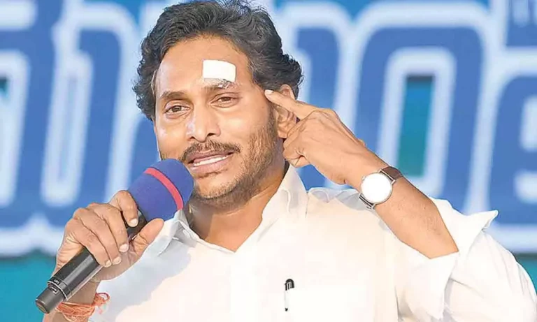 గాయం చిన్నది.. బ్యాండేజి పెద్దది!