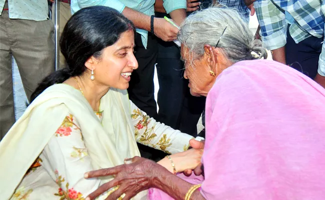 Problems Greets CM’s Wife YS Bharati In Campaign