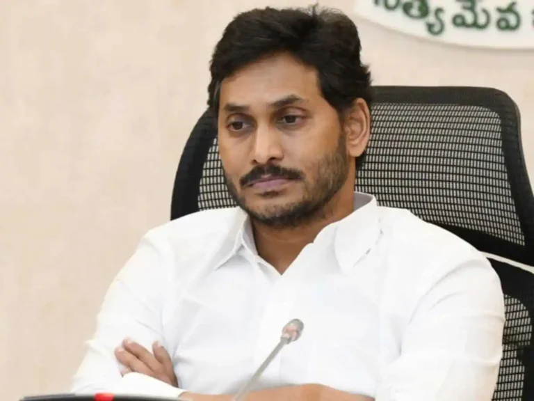 తన పరువు తానే తీసుకుంటున్న జగన్!