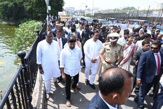 Revanth Reddy Became First CM To participate In Ganesh Nimajjanam