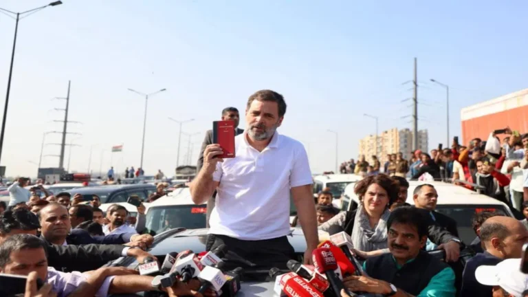 UP Police Block Rahul, Priyanka at Ghazipur