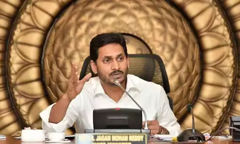 మూడురాజధానులపై జగన్ వెనక్కు తగ్గుతున్నట్టేనా?